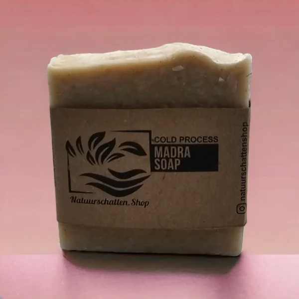 Madra is een koud proceszeep gemaakt van geitenmelk die voedzaam is voor de huid.