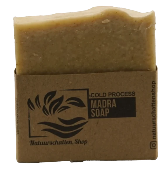 Verwen uw huid met de luxe van Madra zeep, rechtstreeks uit Kalymnos. Onze koudgeperste zeep, verrijkt met voedzame geitenmelk en een zorgvuldig geselecteerde mix van oliën, biedt een rijk schuim en een zijdezachte reiniging.